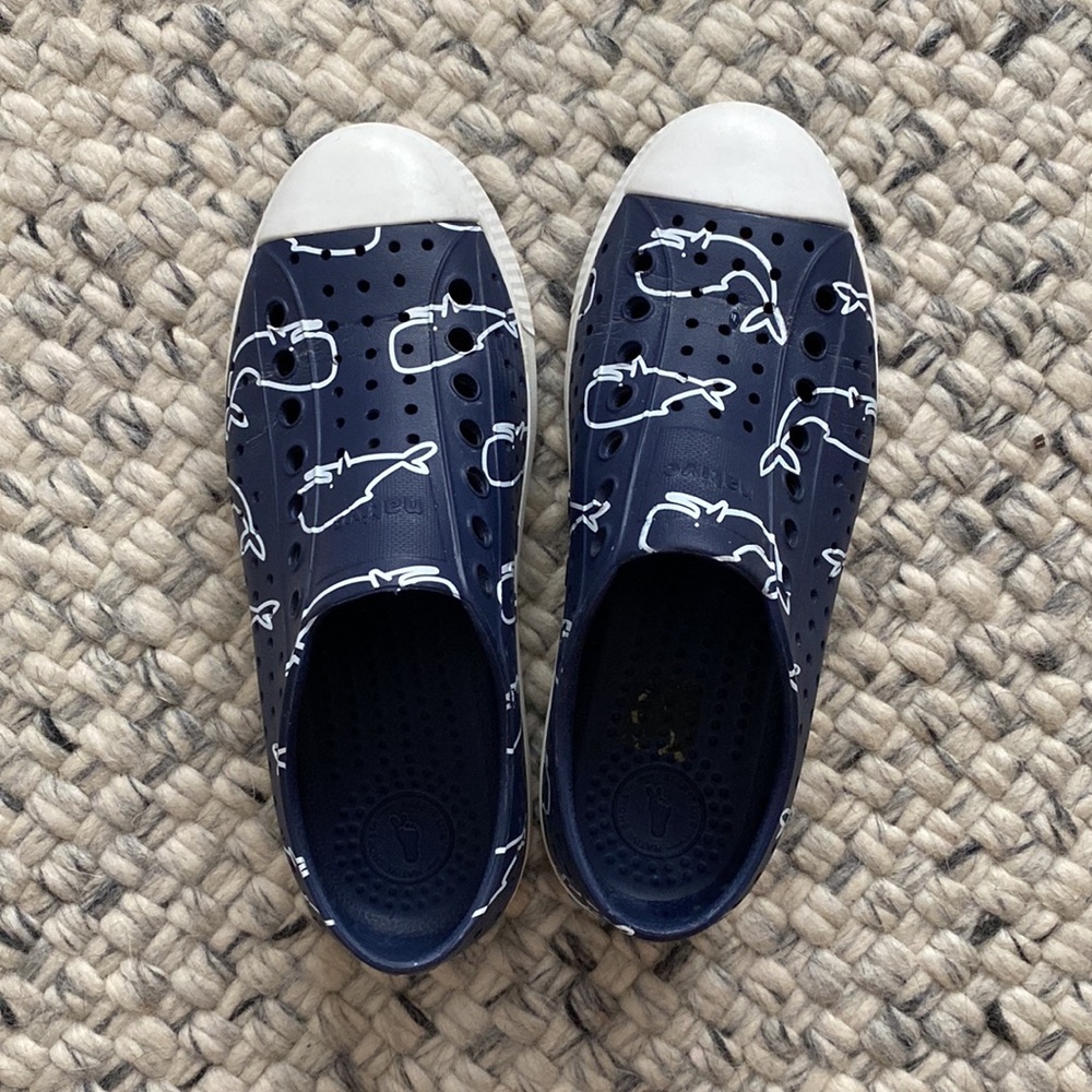 Native Jefferson Water Shoes Size 8 Blue Whales